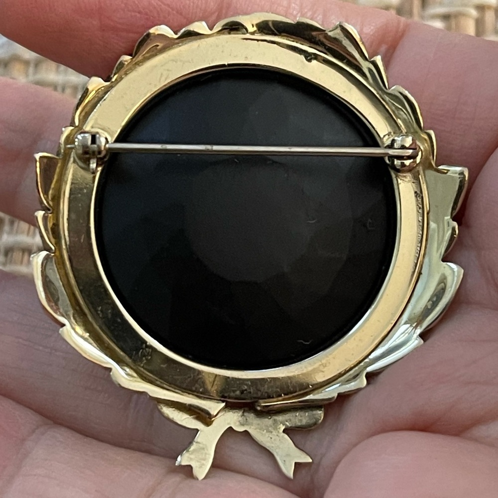 Victorian style black glass carved cameo gold tone brooch - Picture 2 of 5